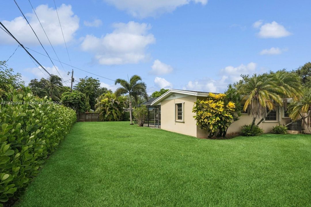 Recently Sold: $1,000,000 (3 beds, 2 baths, 1962 Square Feet)
