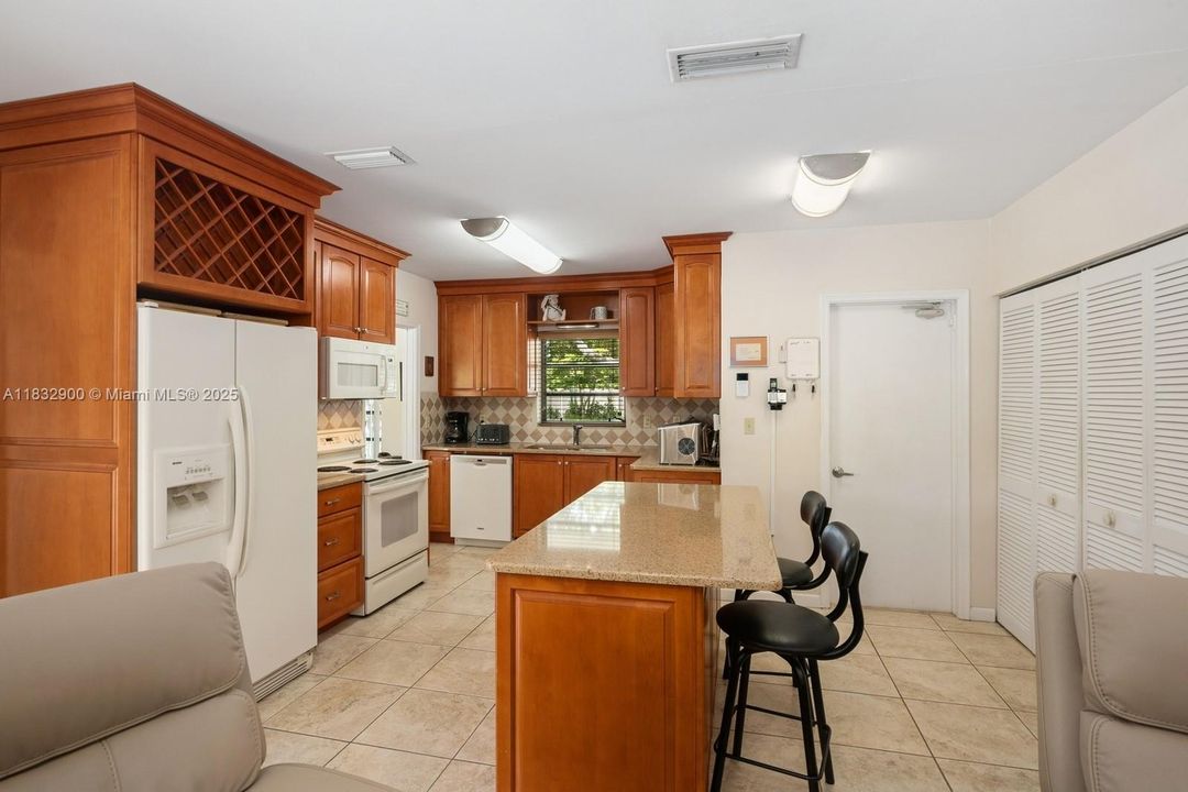 Recently Sold: $1,000,000 (3 beds, 2 baths, 1962 Square Feet)