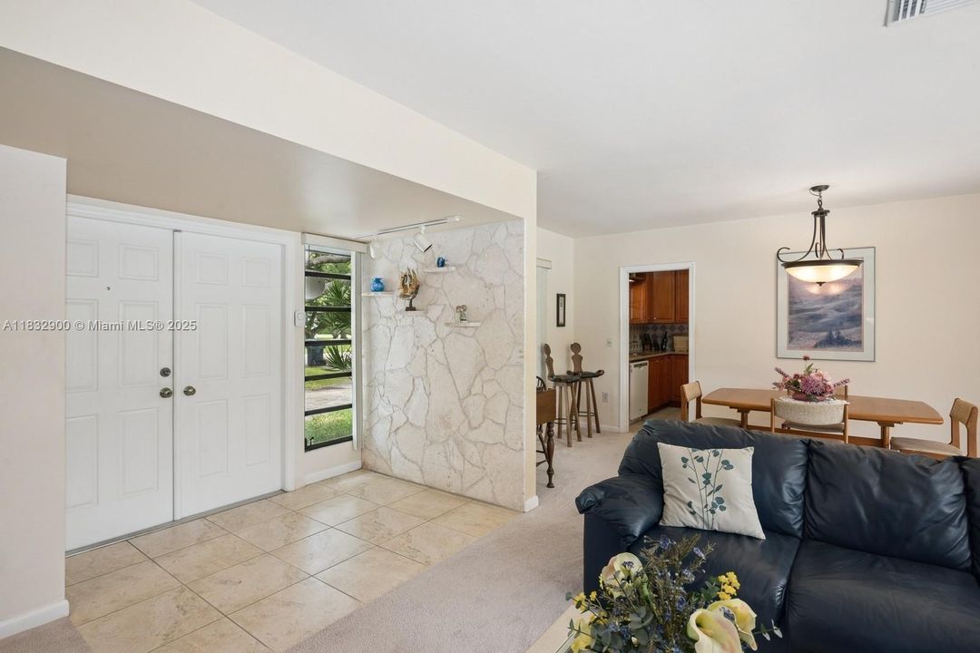 Recently Sold: $1,000,000 (3 beds, 2 baths, 1962 Square Feet)