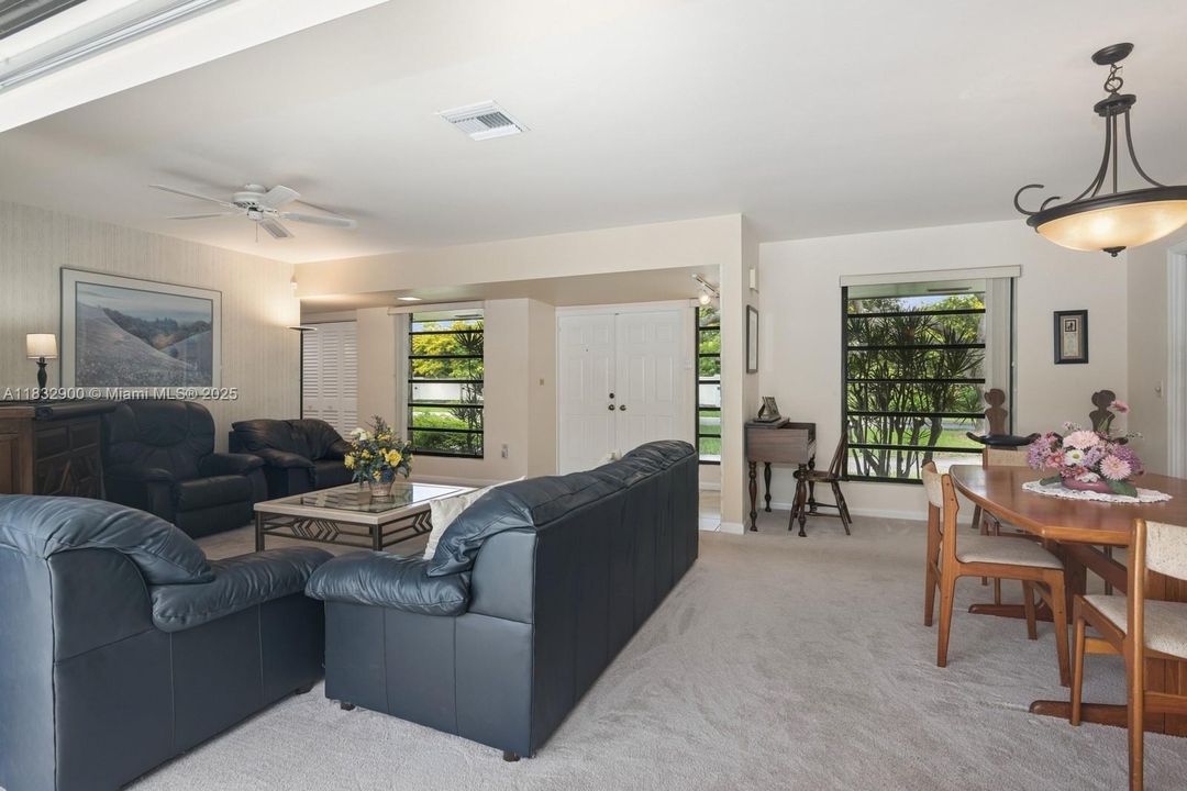 Recently Sold: $1,000,000 (3 beds, 2 baths, 1962 Square Feet)
