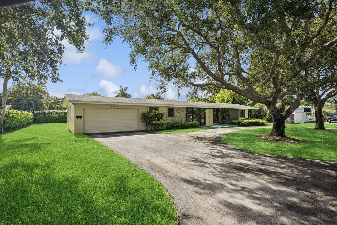 Recently Sold: $1,000,000 (3 beds, 2 baths, 1962 Square Feet)