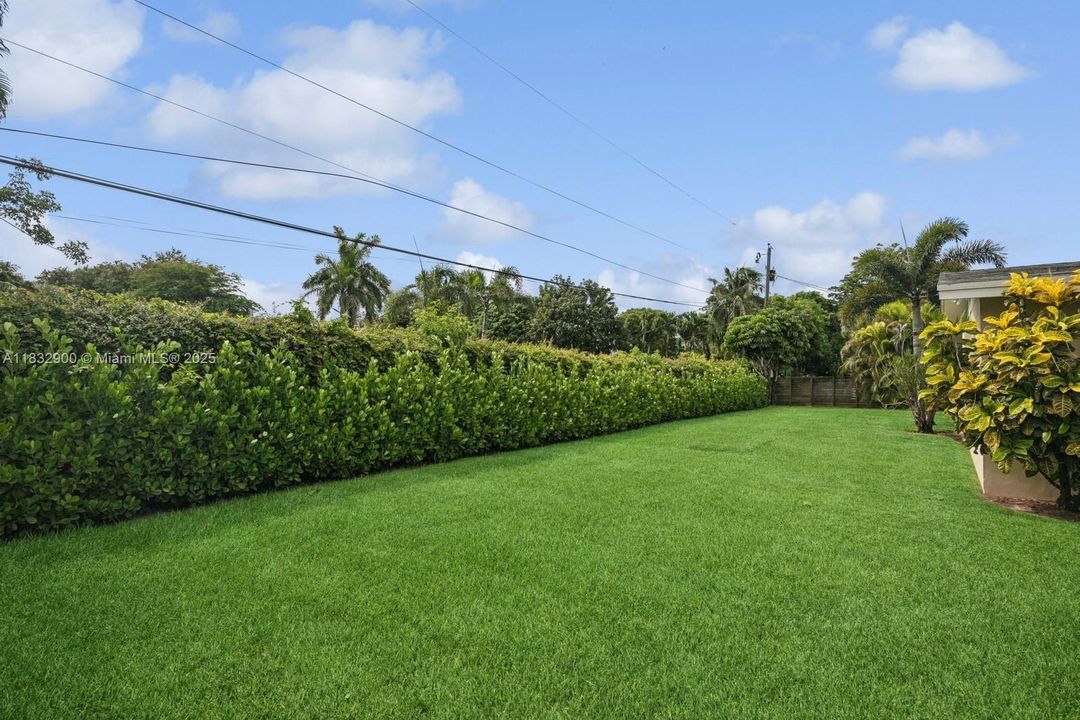 Recently Sold: $1,000,000 (3 beds, 2 baths, 1962 Square Feet)