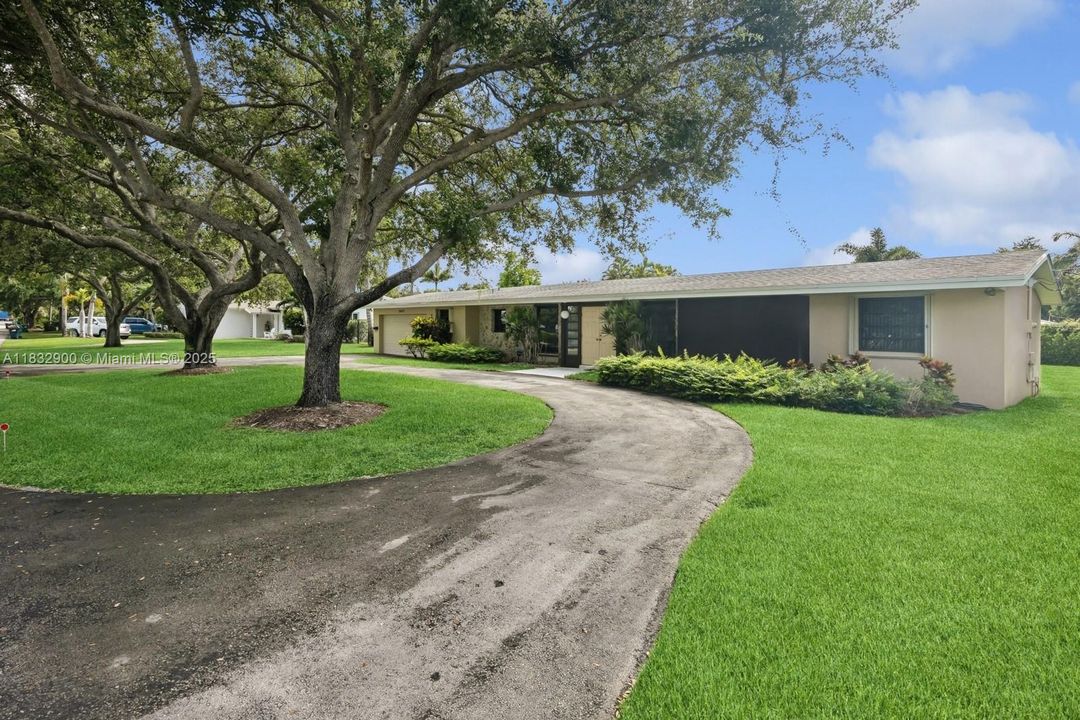 Recently Sold: $1,000,000 (3 beds, 2 baths, 1962 Square Feet)