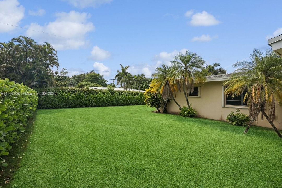 Recently Sold: $1,000,000 (3 beds, 2 baths, 1962 Square Feet)