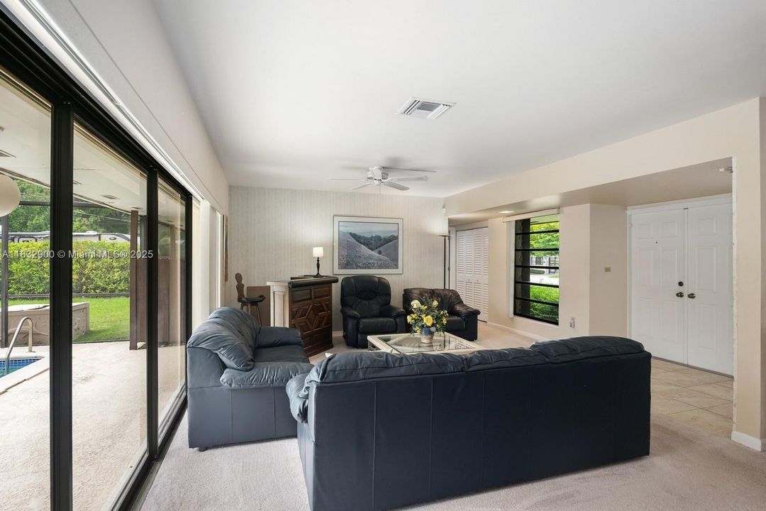 Recently Sold: $1,000,000 (3 beds, 2 baths, 1962 Square Feet)