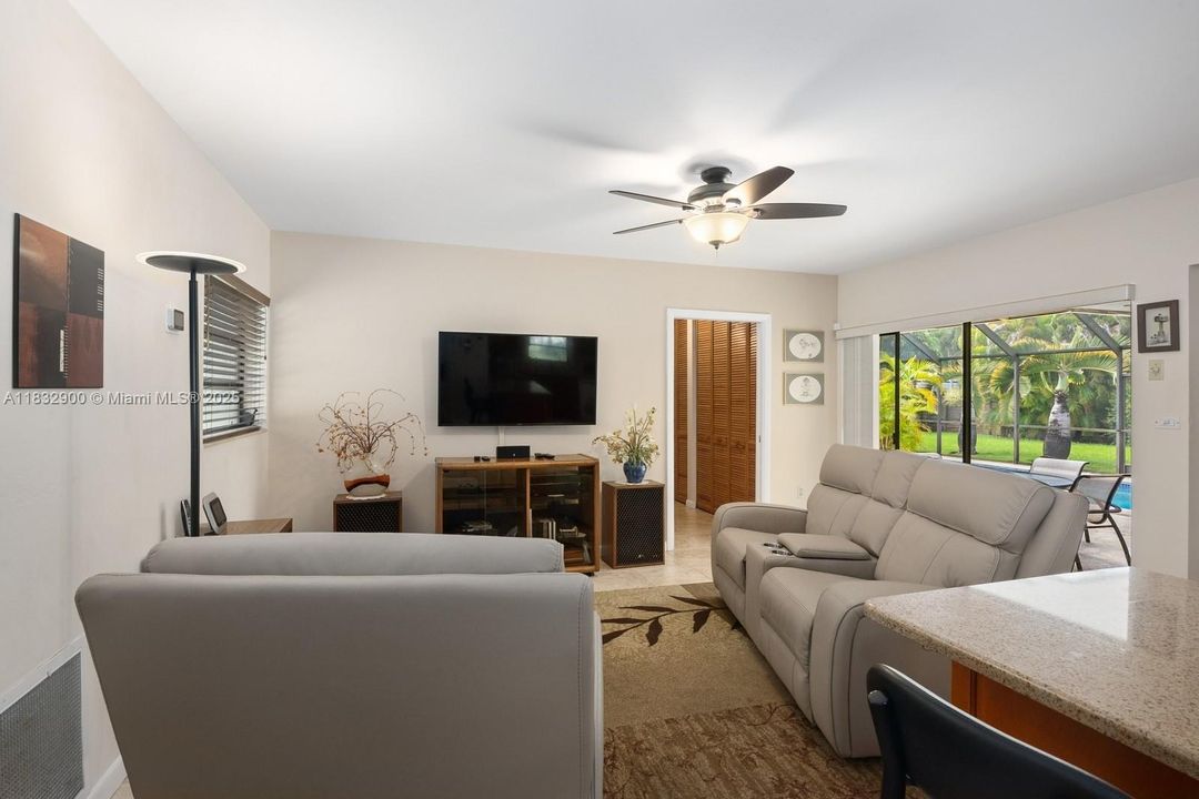 Recently Sold: $1,000,000 (3 beds, 2 baths, 1962 Square Feet)