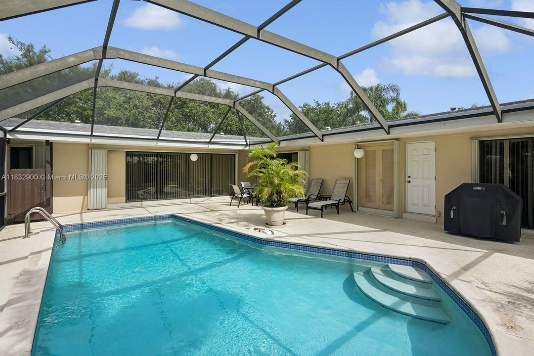 Recently Sold: $1,000,000 (3 beds, 2 baths, 1962 Square Feet)