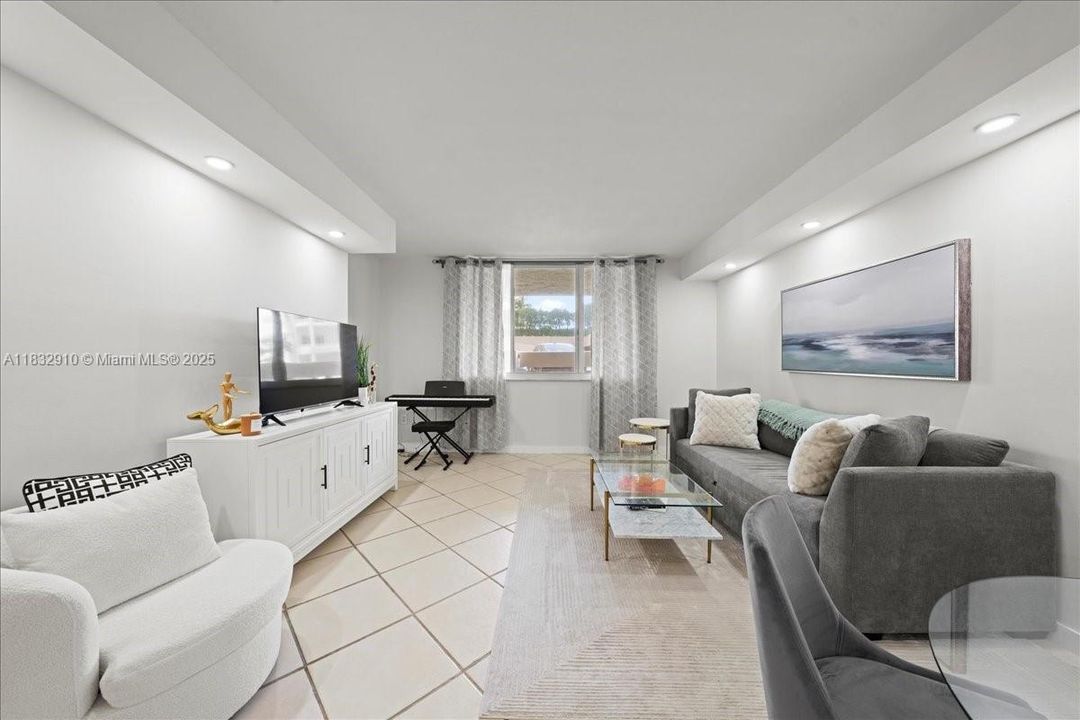 待售: $329,900 (1 贝兹, 1 浴室, 700 平方英尺)