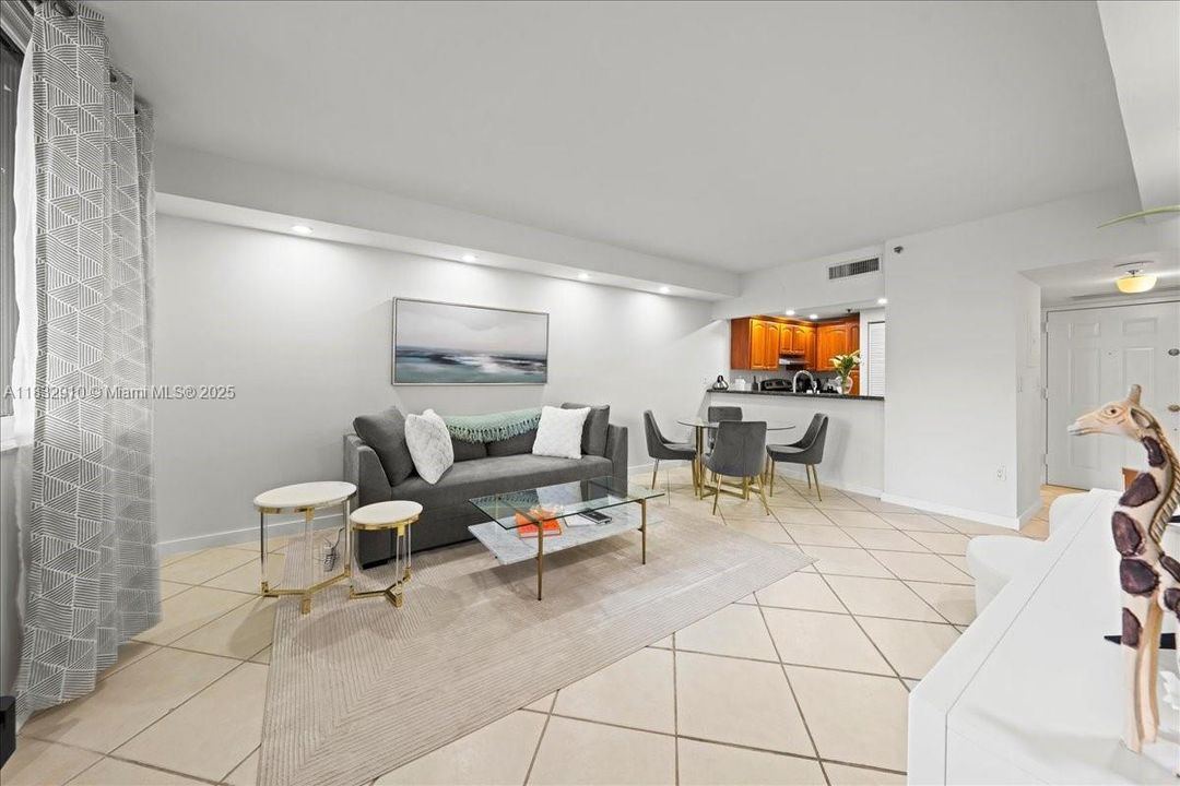 待售: $329,900 (1 贝兹, 1 浴室, 700 平方英尺)