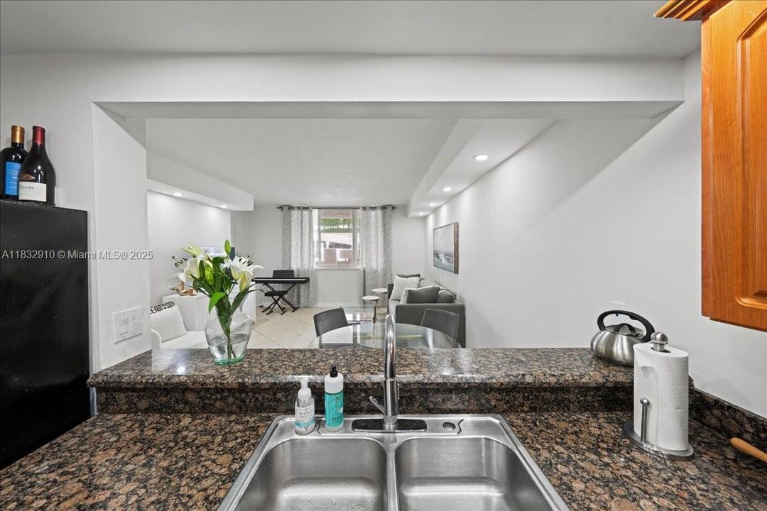 待售: $329,900 (1 贝兹, 1 浴室, 700 平方英尺)