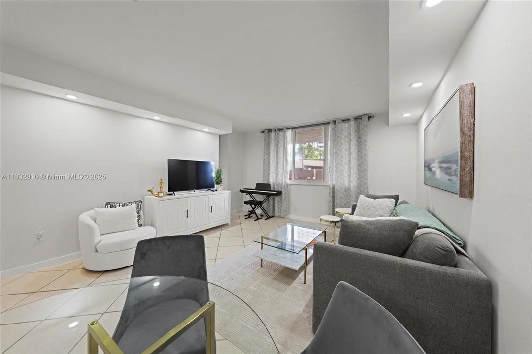 待售: $329,900 (1 贝兹, 1 浴室, 700 平方英尺)