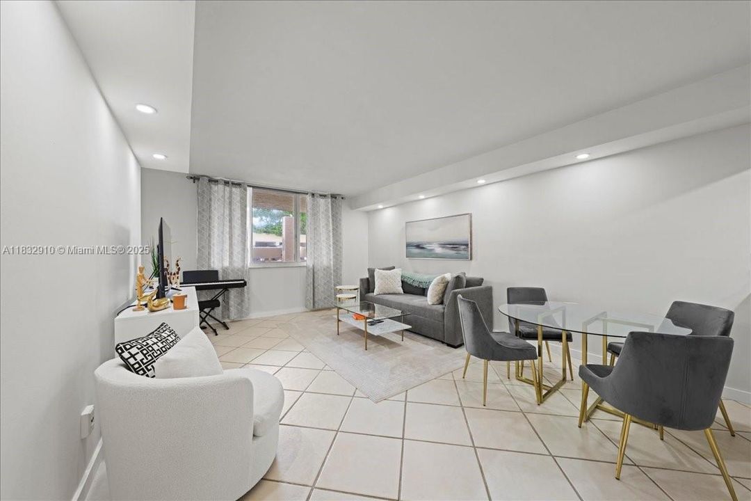 待售: $329,900 (1 贝兹, 1 浴室, 700 平方英尺)