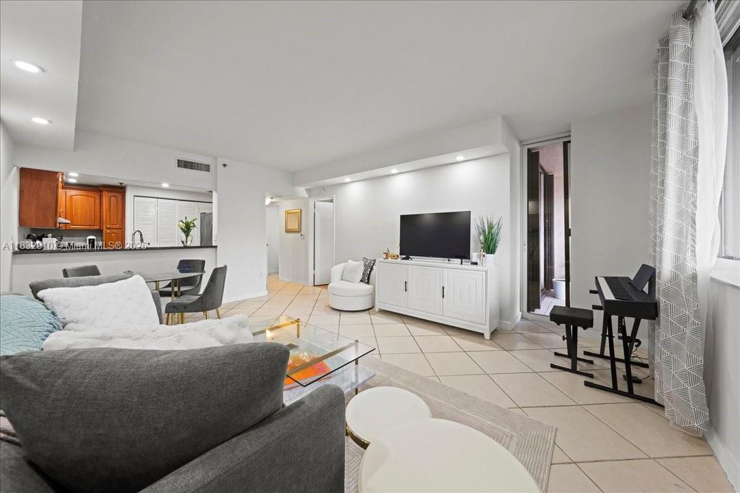 待售: $329,900 (1 贝兹, 1 浴室, 700 平方英尺)