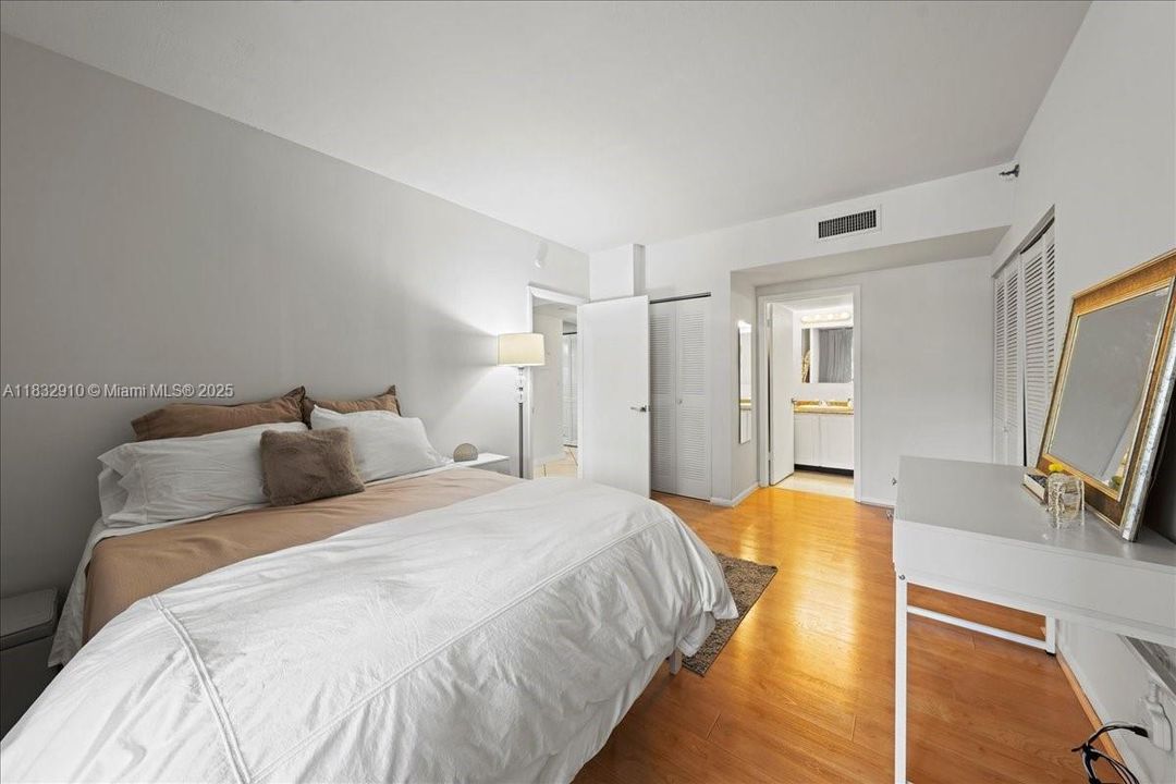 待售: $329,900 (1 贝兹, 1 浴室, 700 平方英尺)