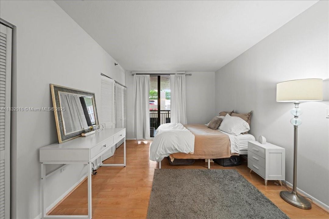 待售: $329,900 (1 贝兹, 1 浴室, 700 平方英尺)