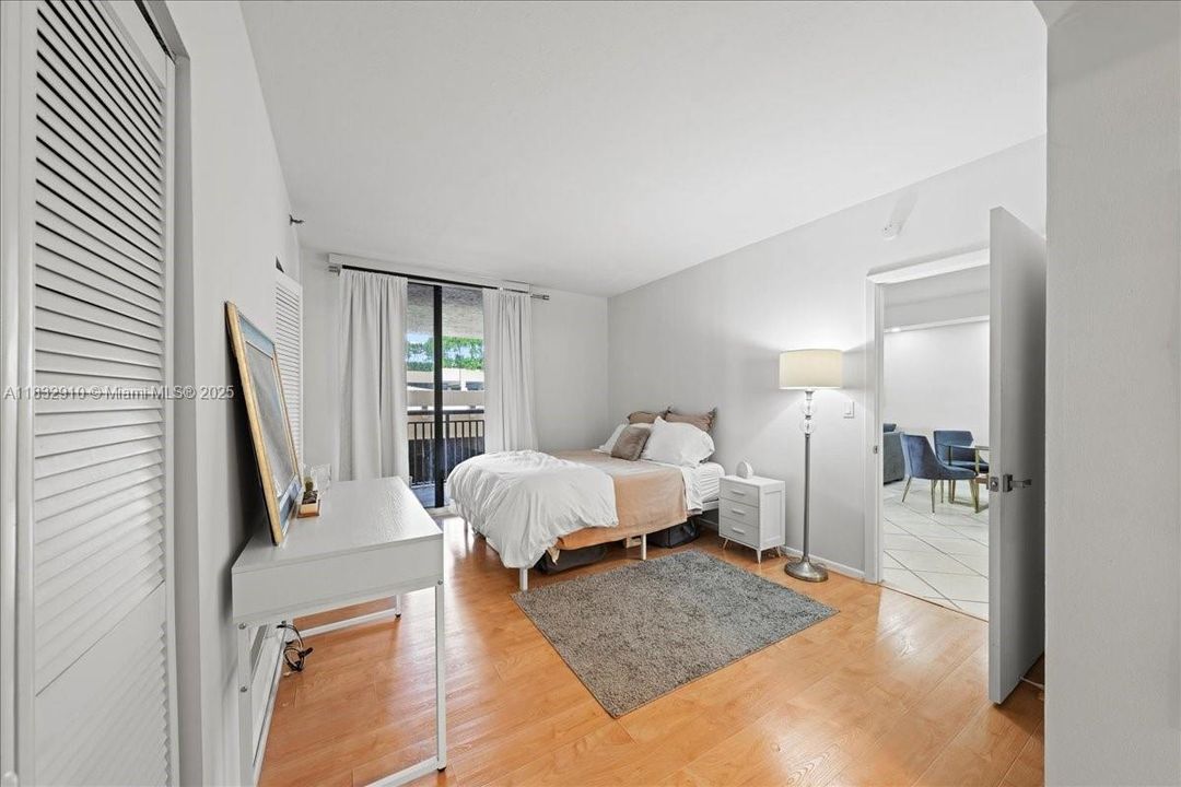 待售: $329,900 (1 贝兹, 1 浴室, 700 平方英尺)