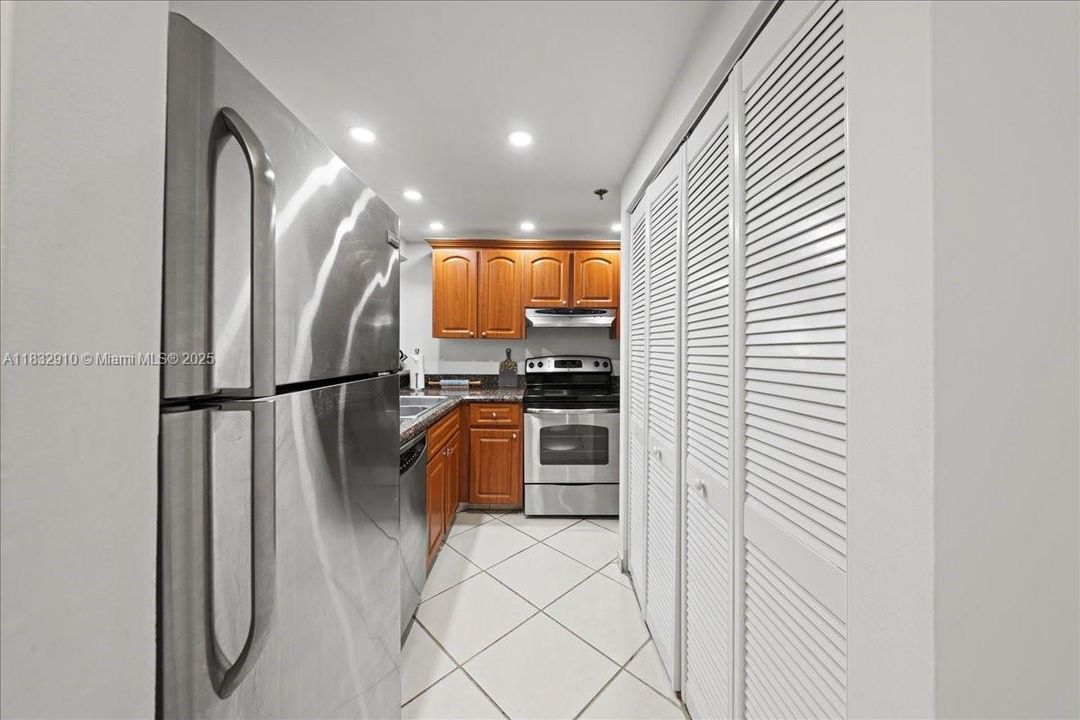 待售: $329,900 (1 贝兹, 1 浴室, 700 平方英尺)