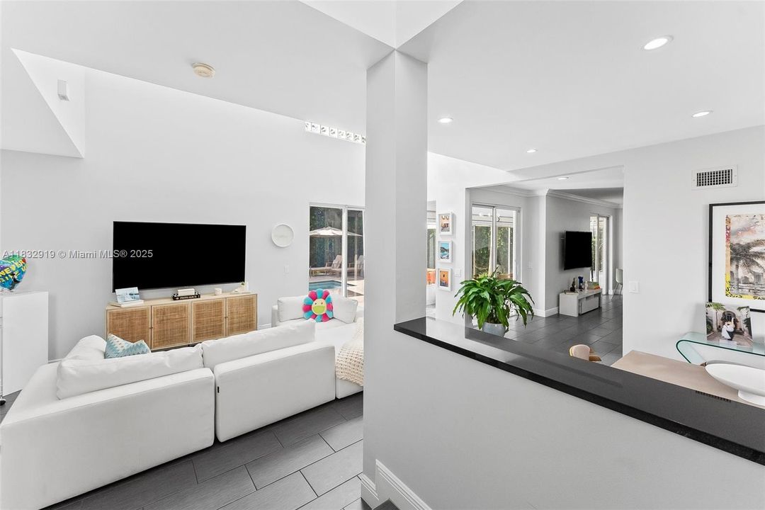 Vendido Recientemente: $799,000 (4 camas, 2 baños, 2264 Pies cuadrados)