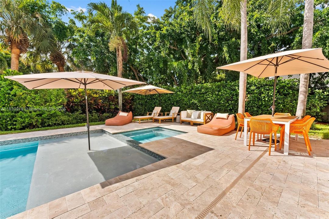 Vendido Recientemente: $799,000 (4 camas, 2 baños, 2264 Pies cuadrados)