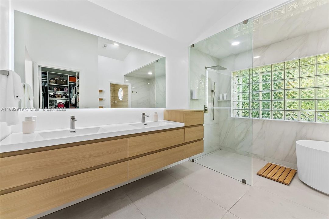 Vendido Recientemente: $799,000 (4 camas, 2 baños, 2264 Pies cuadrados)