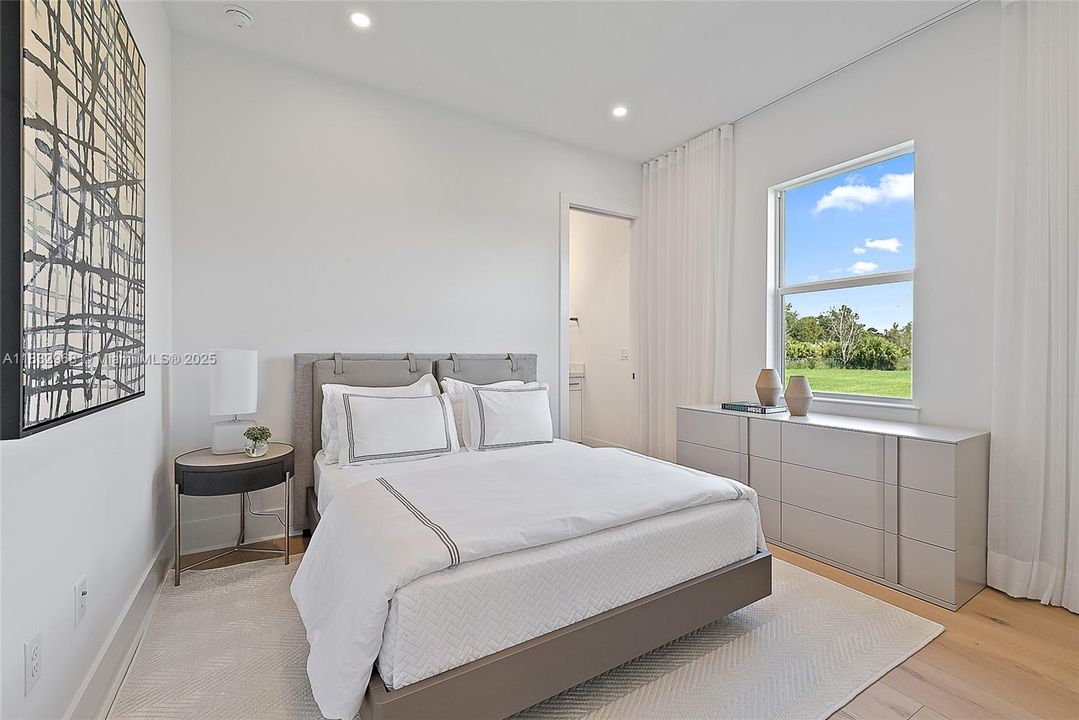 Guest Bedroom - Downstairs