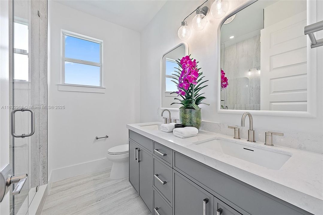 Guest Bath - Upstairs