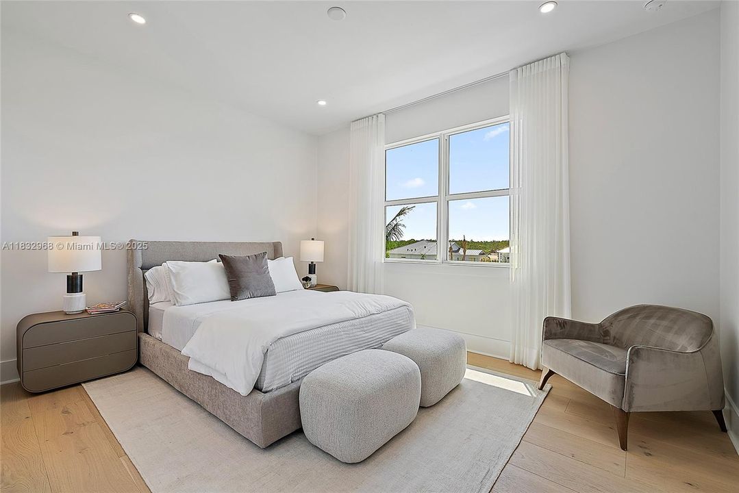 Guest Bedroom - Upstairs