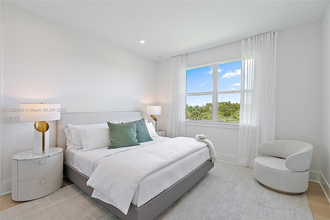 Guest Bedroom - Upstairs