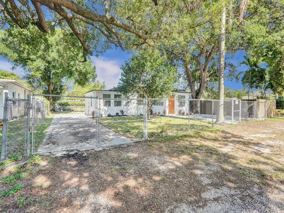 最近售出: $375,000 (3 贝兹, 2 浴室, 1178 平方英尺)