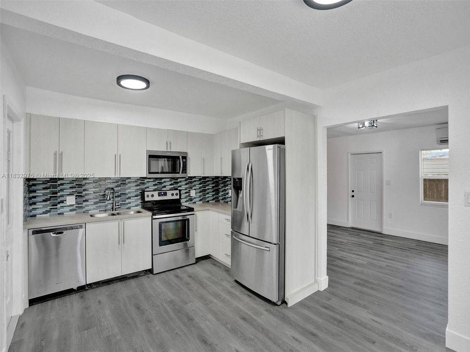 最近售出: $375,000 (3 贝兹, 2 浴室, 1178 平方英尺)