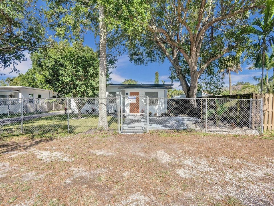 最近售出: $375,000 (3 贝兹, 2 浴室, 1178 平方英尺)