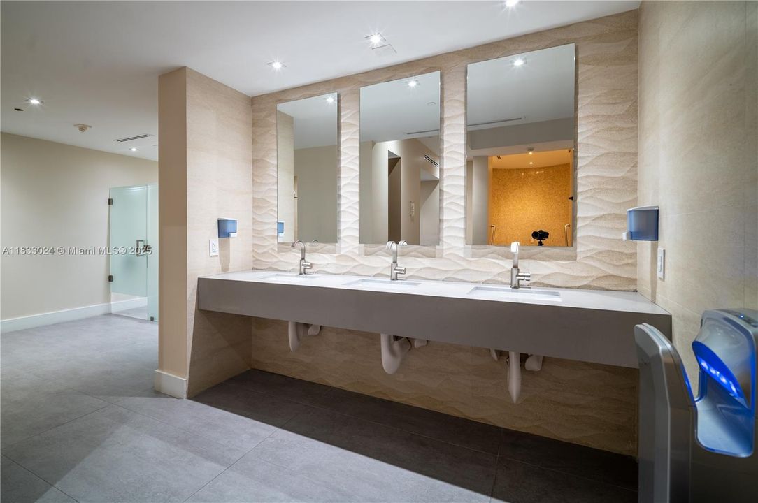 For Sale: $455,000 (0 beds, 1 baths, 717 Square Feet)