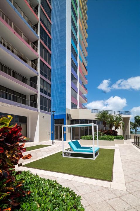 For Sale: $455,000 (0 beds, 1 baths, 717 Square Feet)