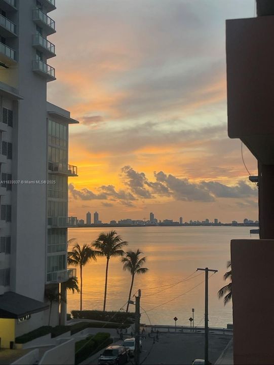 На продажу: $225,000 (1 спален, 1 ванн, 728 Квадратных фут)