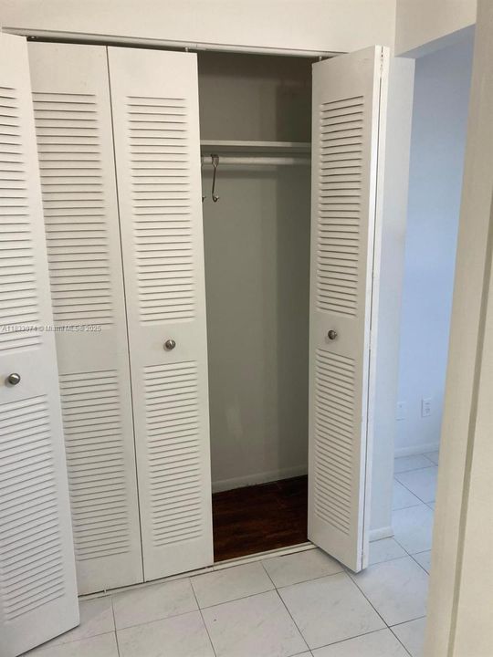 For Sale: $195,000 (1 beds, 1 baths, 828 Square Feet)