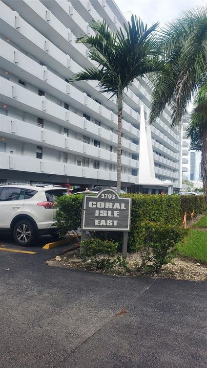 For Sale: $195,000 (1 beds, 1 baths, 828 Square Feet)