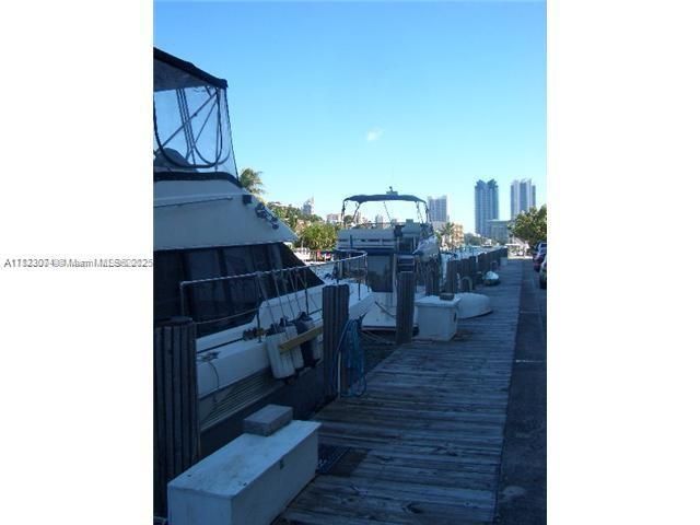 For Sale: $195,000 (1 beds, 1 baths, 828 Square Feet)