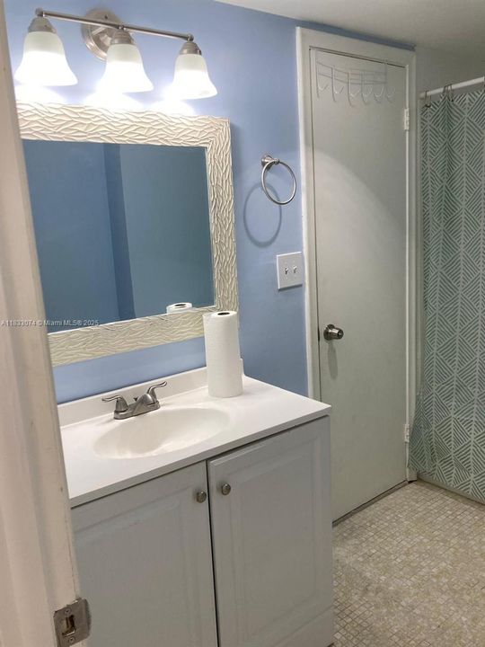 For Sale: $195,000 (1 beds, 1 baths, 828 Square Feet)