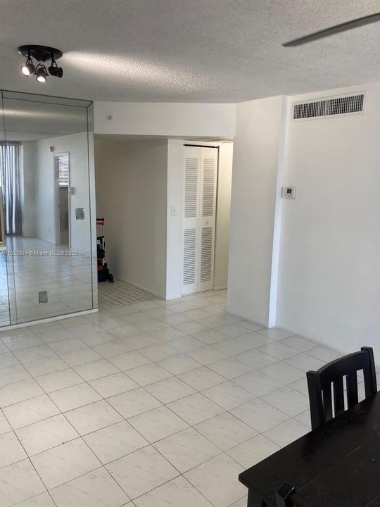 For Sale: $195,000 (1 beds, 1 baths, 828 Square Feet)