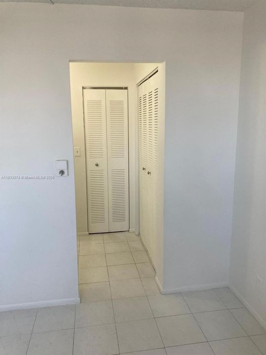 For Sale: $195,000 (1 beds, 1 baths, 828 Square Feet)