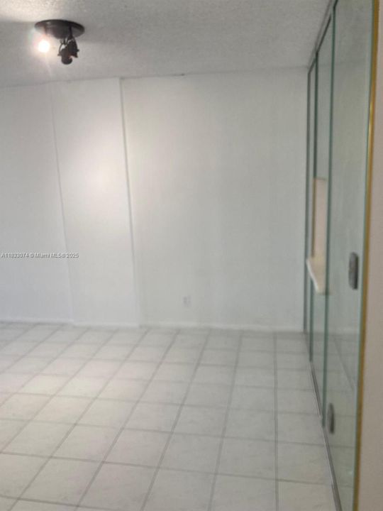 For Sale: $195,000 (1 beds, 1 baths, 828 Square Feet)