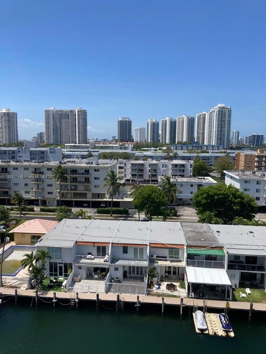 For Sale: $195,000 (1 beds, 1 baths, 828 Square Feet)