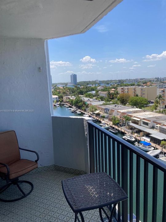 For Sale: $195,000 (1 beds, 1 baths, 828 Square Feet)