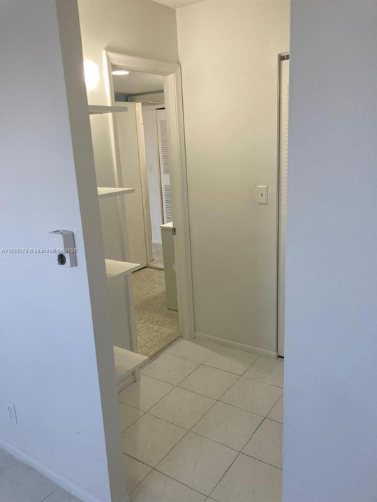 For Sale: $195,000 (1 beds, 1 baths, 828 Square Feet)