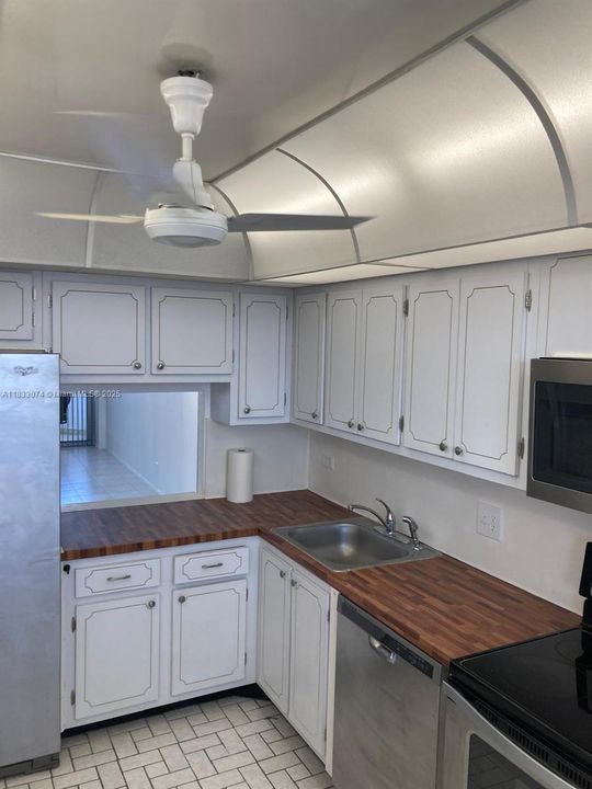 For Sale: $195,000 (1 beds, 1 baths, 828 Square Feet)