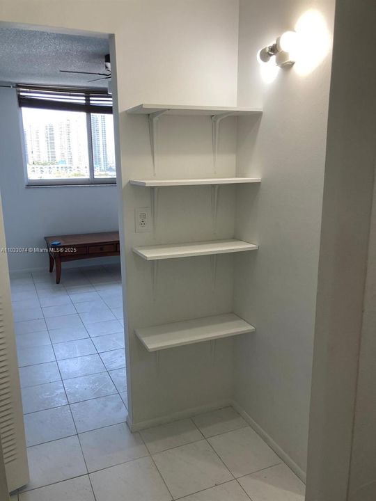 For Sale: $195,000 (1 beds, 1 baths, 828 Square Feet)