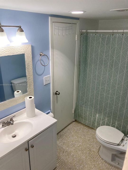 For Sale: $195,000 (1 beds, 1 baths, 828 Square Feet)