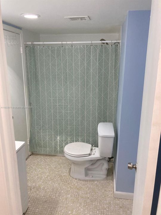 For Sale: $195,000 (1 beds, 1 baths, 828 Square Feet)