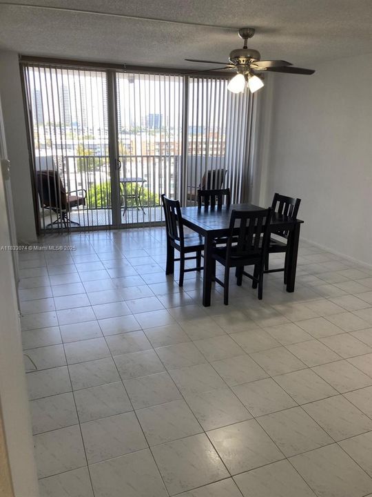 For Sale: $195,000 (1 beds, 1 baths, 828 Square Feet)