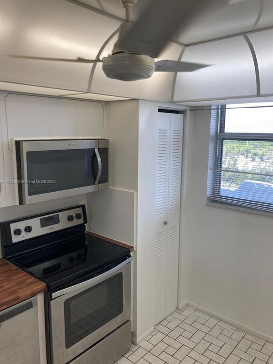 For Sale: $195,000 (1 beds, 1 baths, 828 Square Feet)